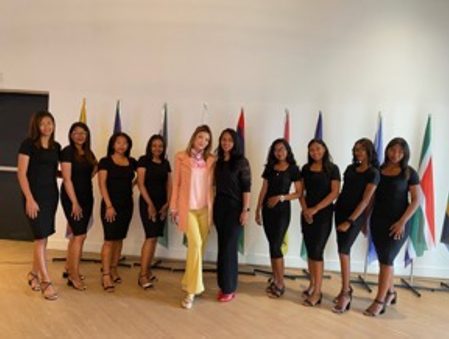 Réception officielle — Hôtesses en tenue noire pour l'accueil des invités.
