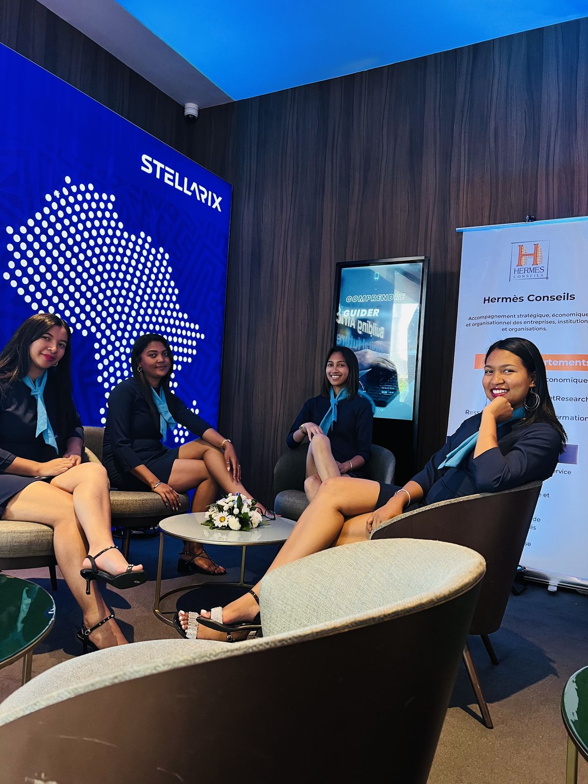 Accueil VIP — Hôtesses dans l'espace salon d'un événement.