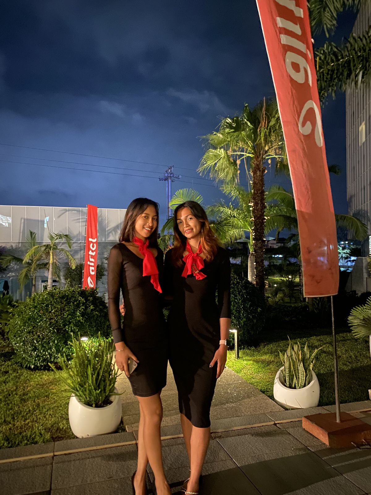 Soirée Airtel — Hôtesses en tenue noire et foulard rouge.