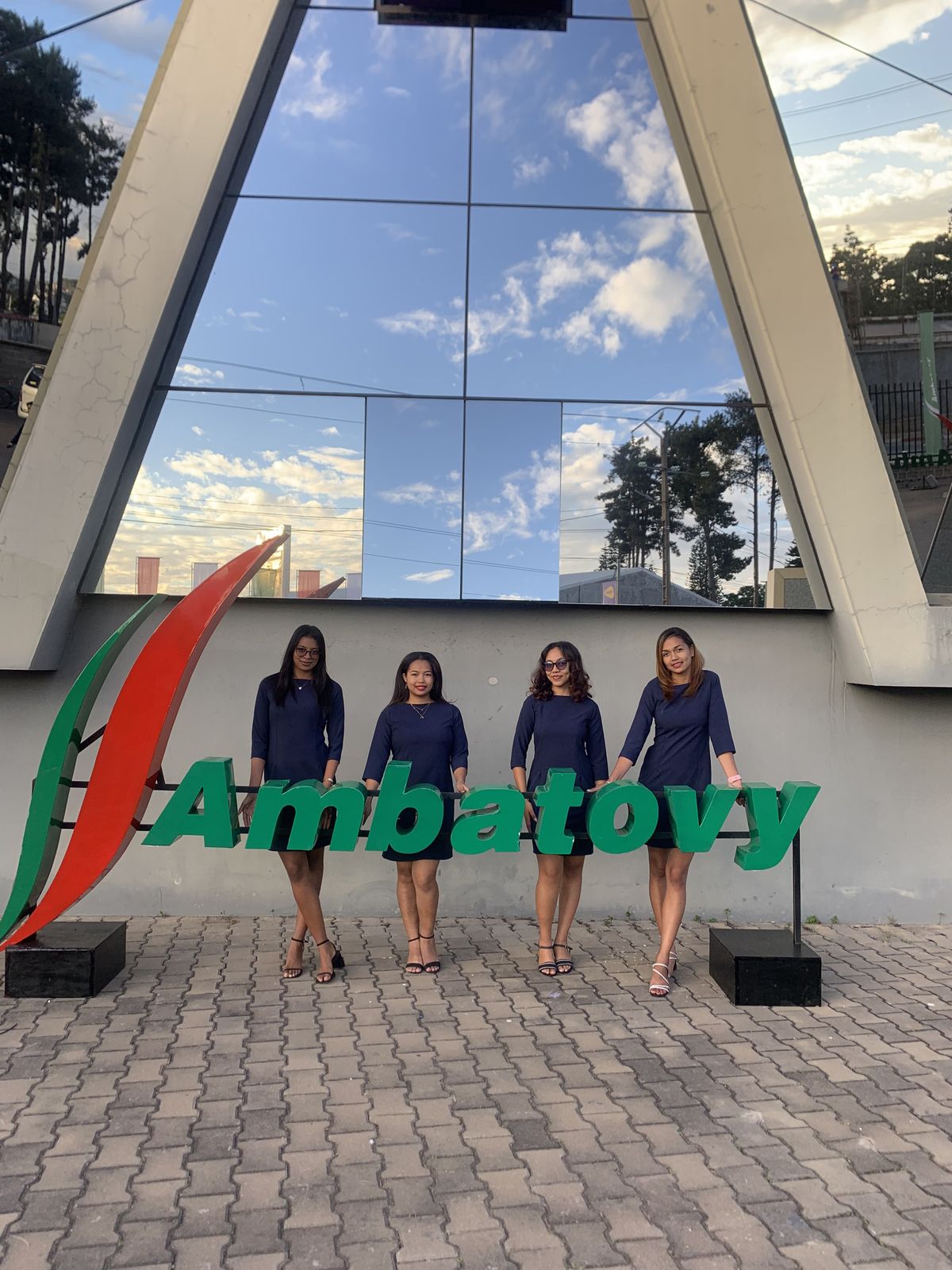 Ambatovy — Équipe d'hôtesses sur le site Ambatovy.