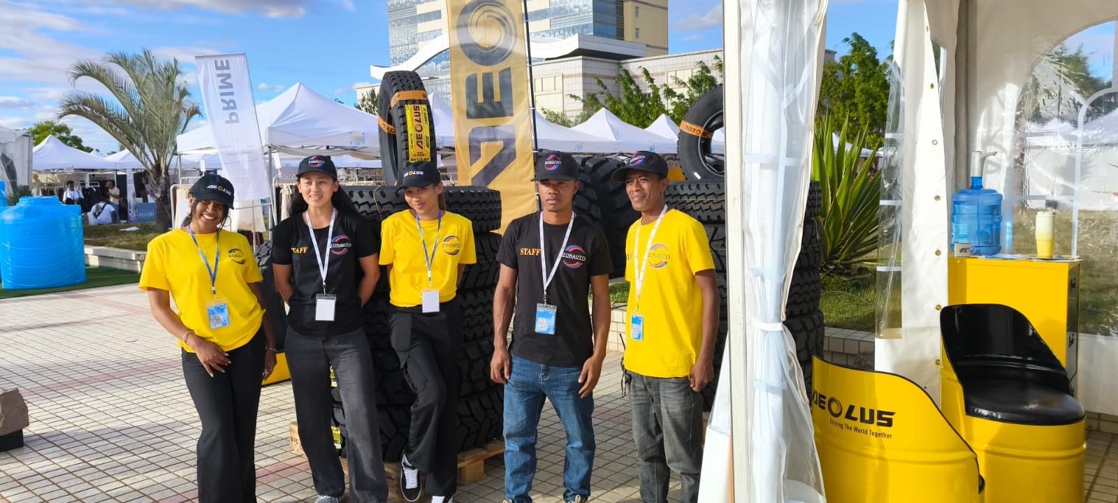 Animateurs et animatrices S'Angel sur un stand en extérieur