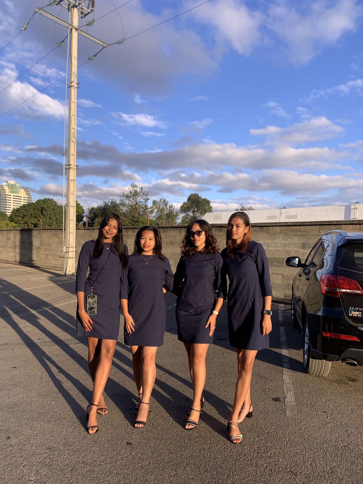 Équipe en bleu marine — Hôtesses en route vers leur poste.