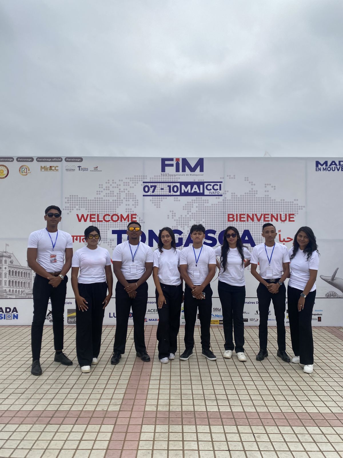 Équipe mixte d'hôtes et d'hôtesses S'Angel à la Foire Internationale de Madagascar