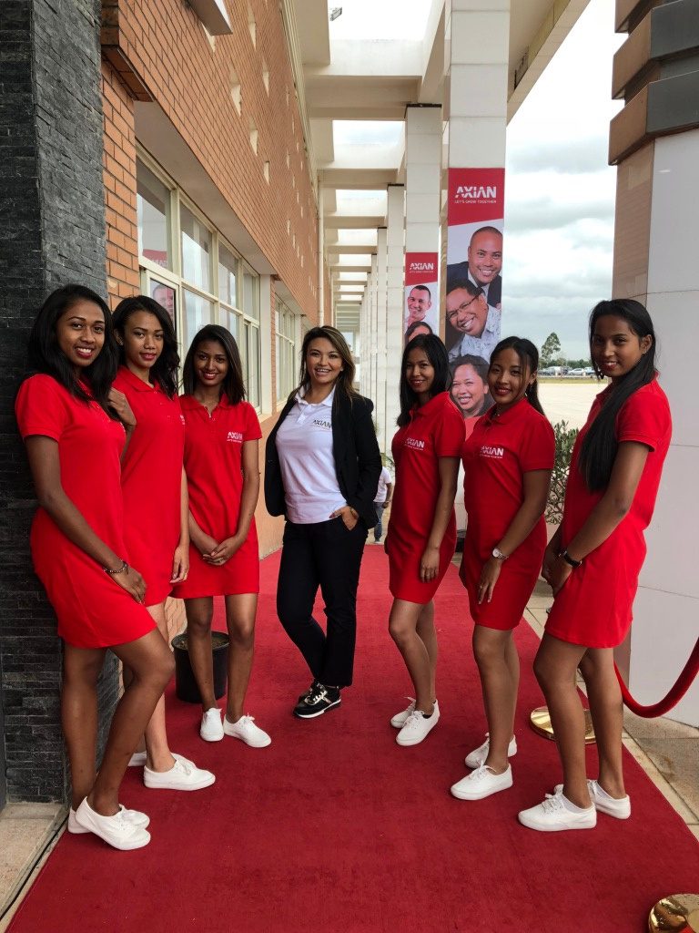 Opération en tenue rouge — Équipe d'hôtesses lors d'une opération commerciale.