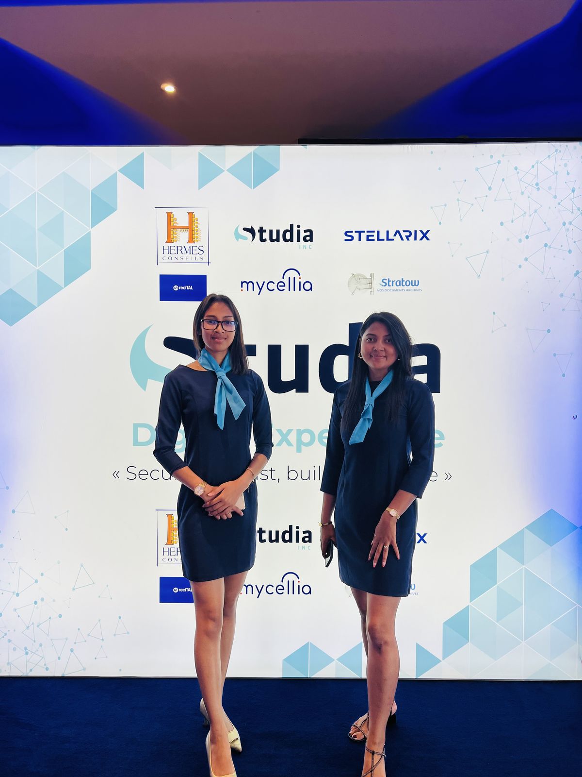 Studia Digital Experience — Hôtesses sur l'espace principal.